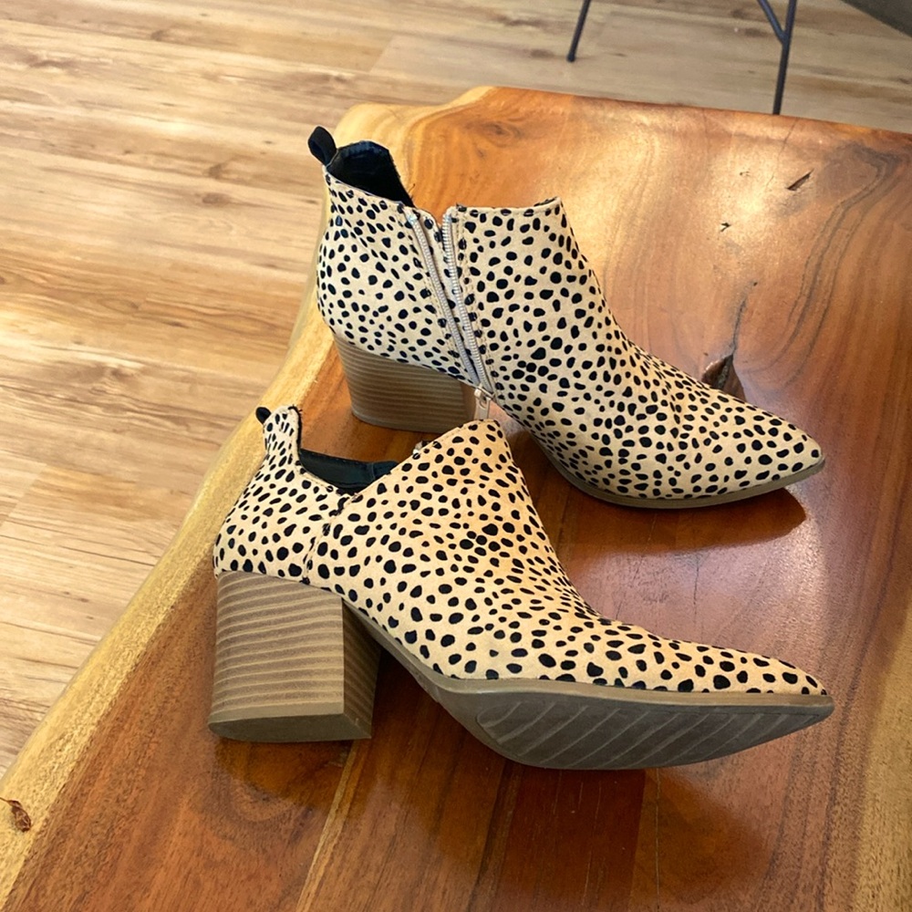 Like-new Qupid stacked heel side cut leopard bootie